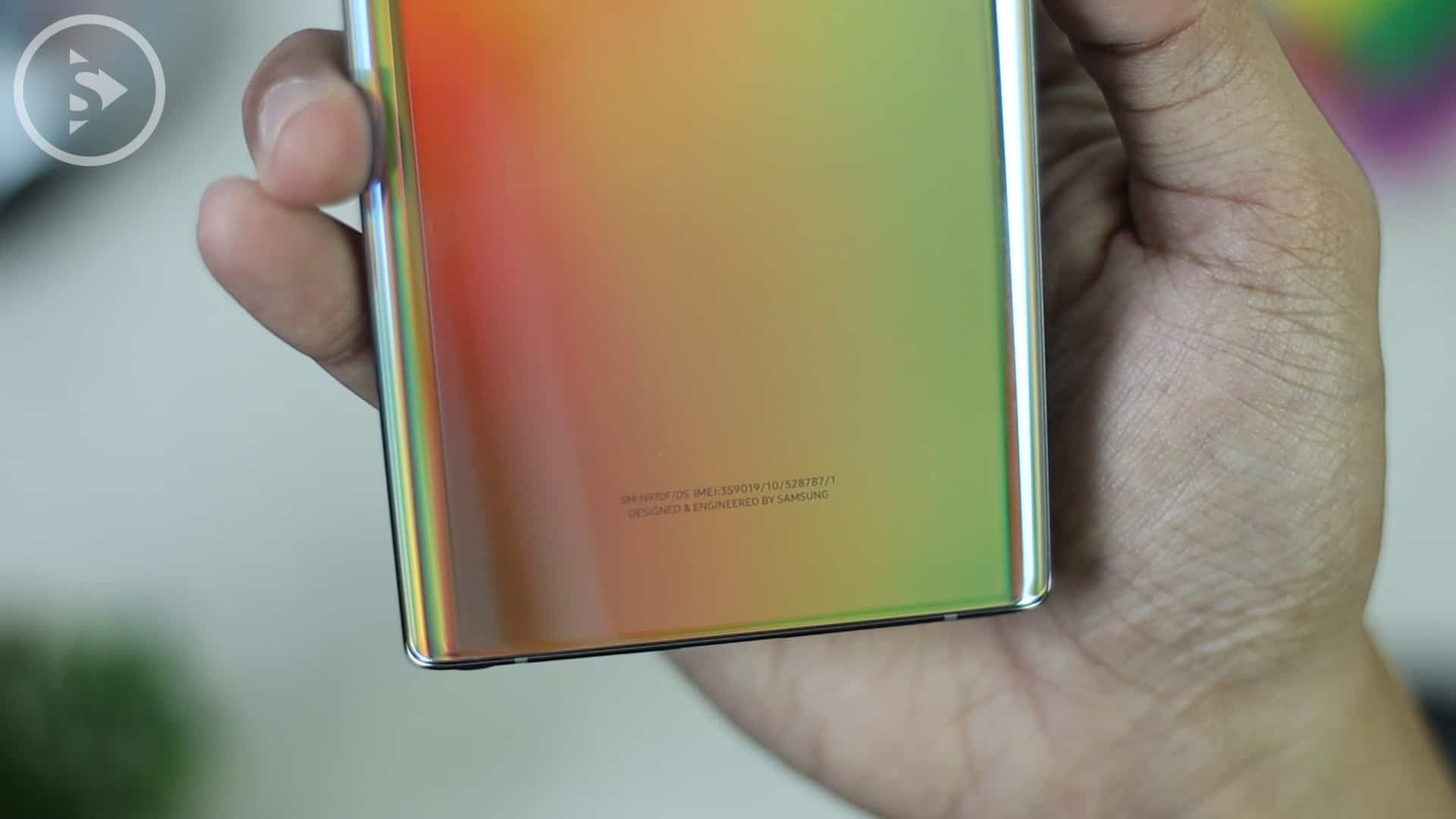 Tampilan Bagian Belakang Samsung Galaxy Note10 Aura Glow - Unboxing HP Samsung Warna Indah di Tahun 2020 - Samsung Galaxy Note10 Warna Aura Glow