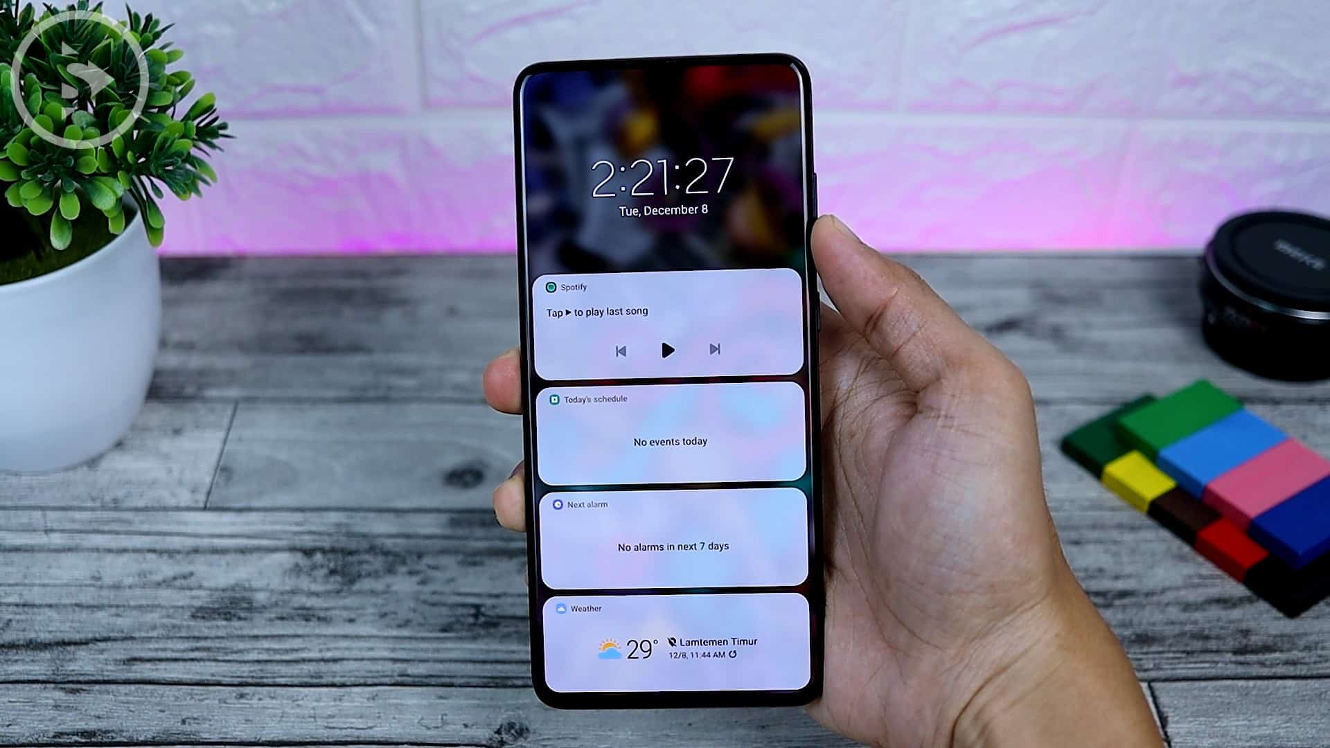 25 Fitur Baru di One UI 3.0 Dengan Android 11 - New Lockscreen Design - Spotify Schedule Alarm