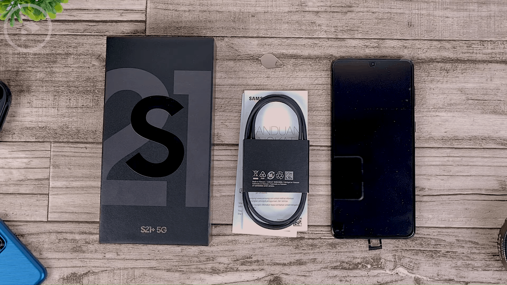 Samsung Galaxy S21+ Box Content